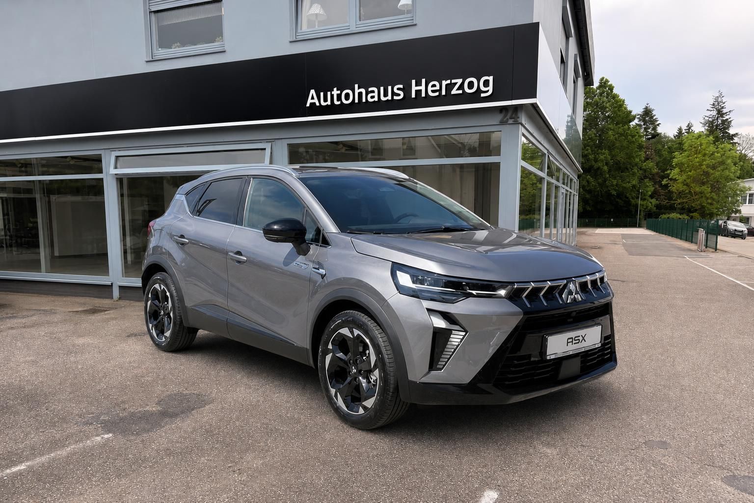 Mitsubishi ASX grau Dreiviertelansicht vorne links vor Autohaus Herzog