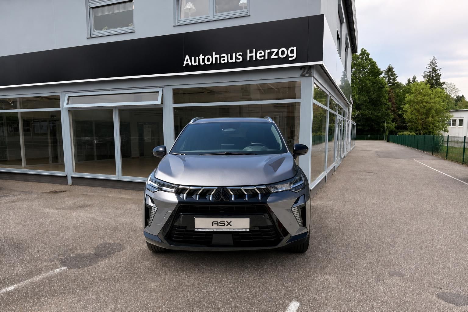 Mitsubishi ASX grau Frontansicht vor Autohaus Herzog