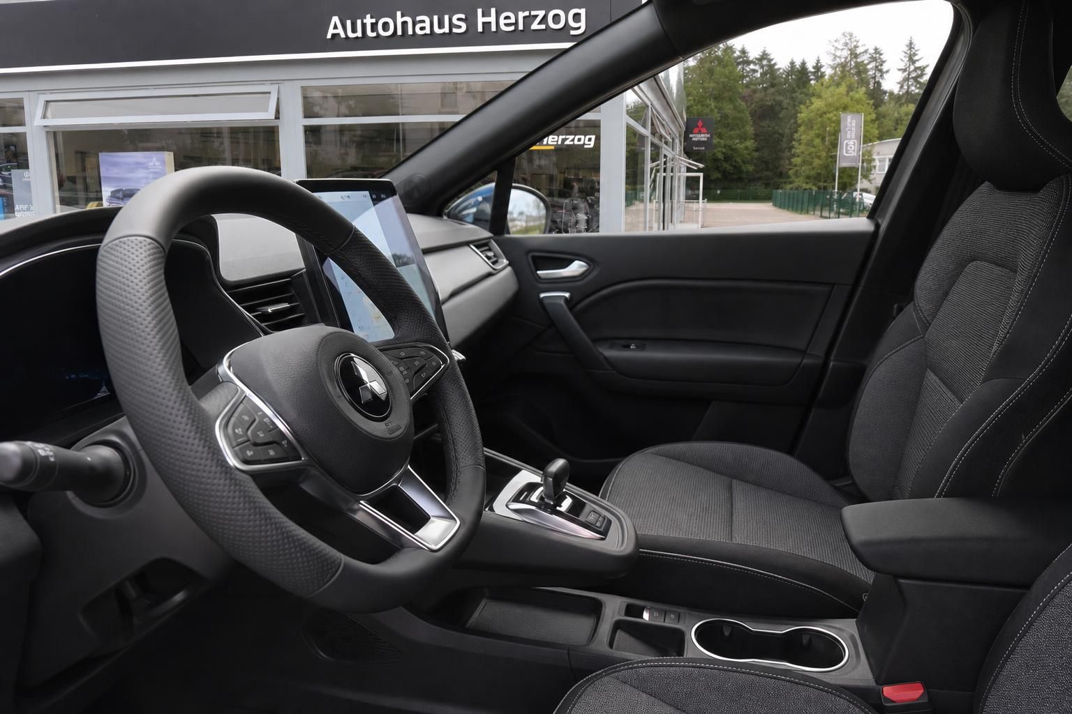 Mitsubishi ASX Innenraum Fahrerseite mit Lenkrad, Touchscreen und Vordersitzen