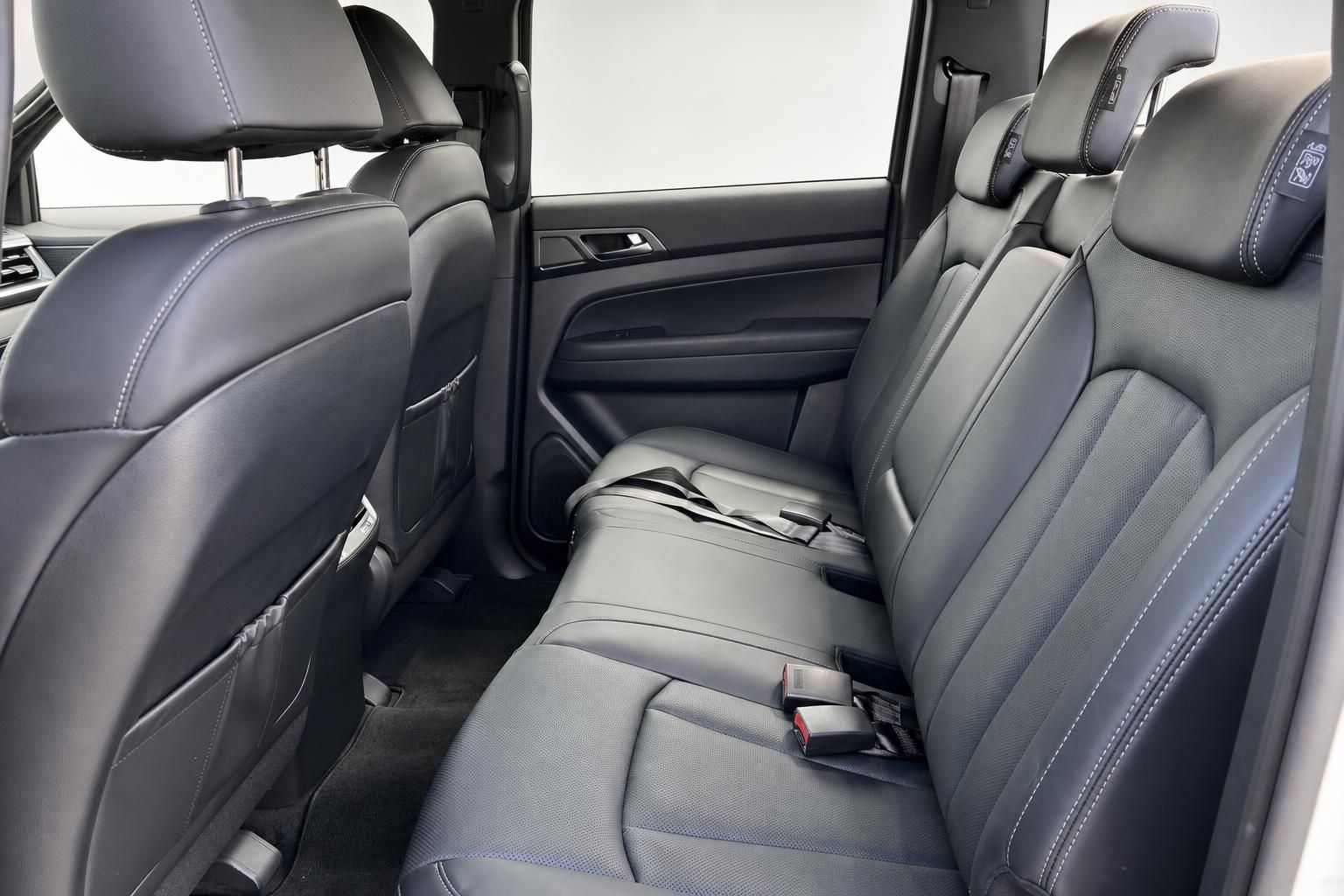 Fahrzeug Rücksitze mit hochwertigen Bezügen und Sicherheitsgurten - geräumiger Innenraum
