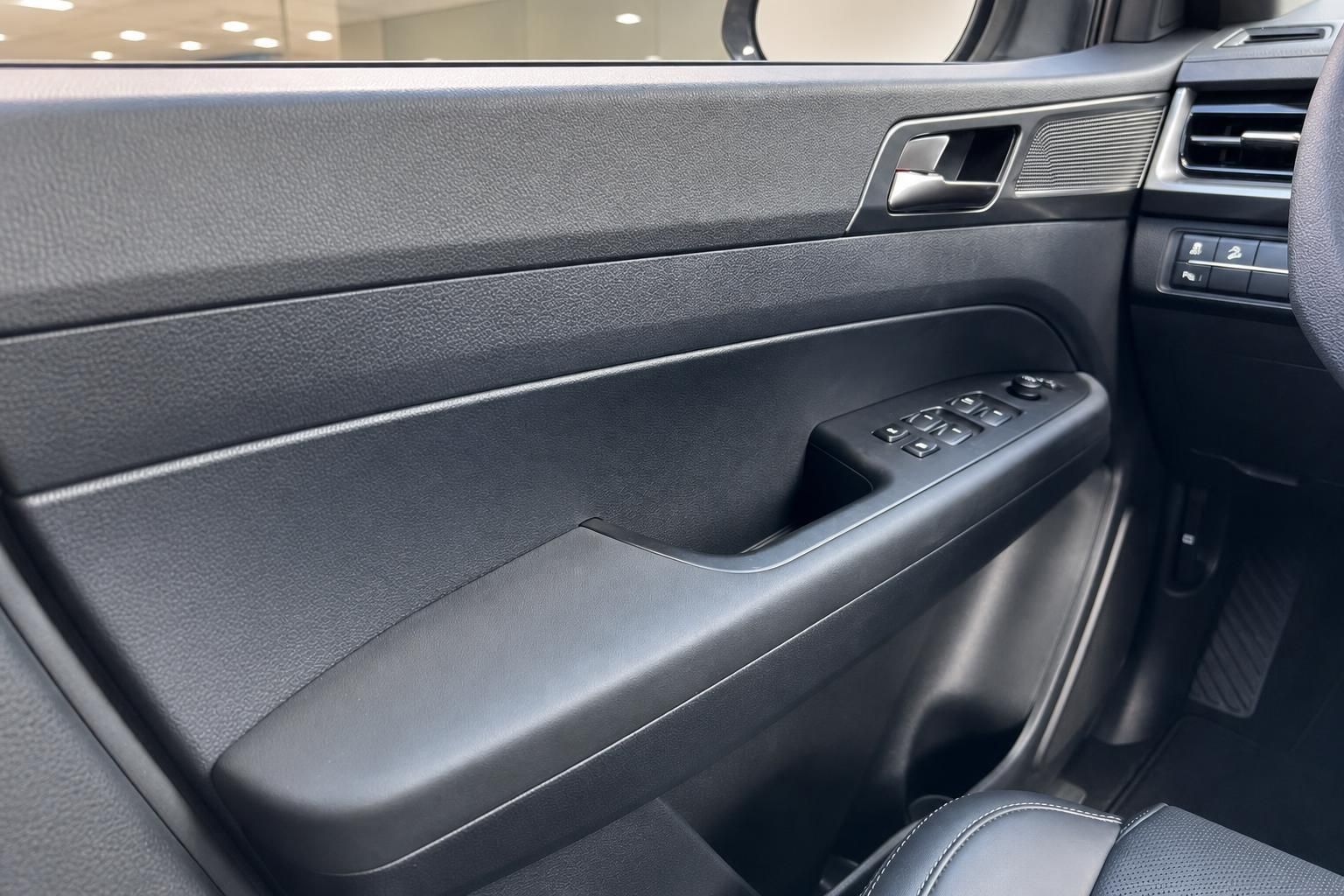 Auto Türverkleidung mit elektrischen Fensterhebern und Bedienelemente