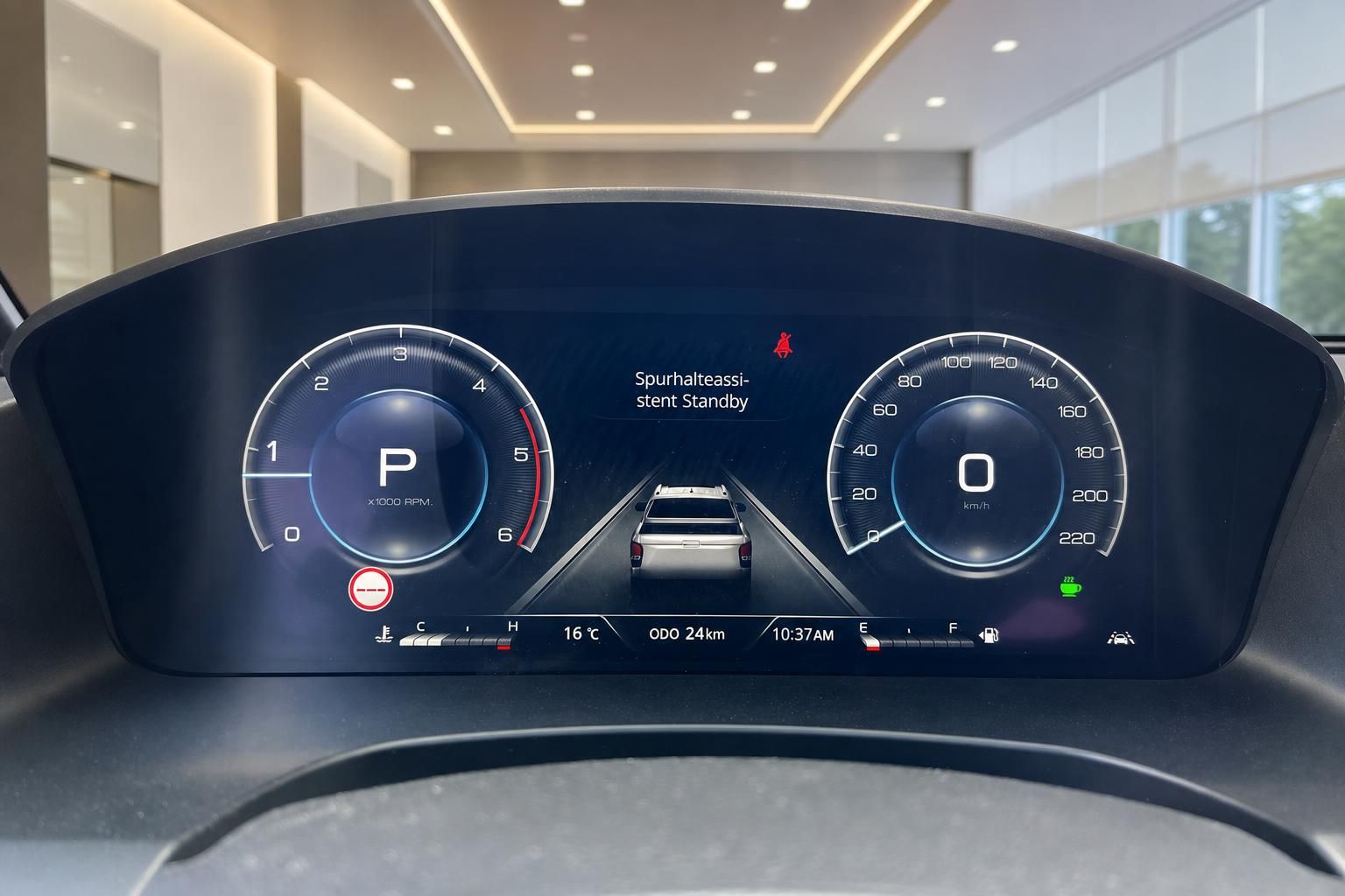 Digitales Armaturenbrett mit Spurhalteassistent - Tacho und Fahrerinfos im modernen Auto