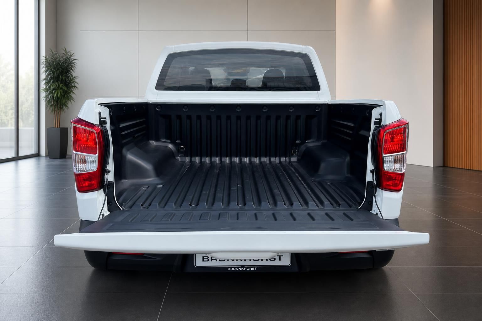 Weißer Pickup-Truck mit offener Ladefläche - Blick auf die schwarze Pritsche von hinten