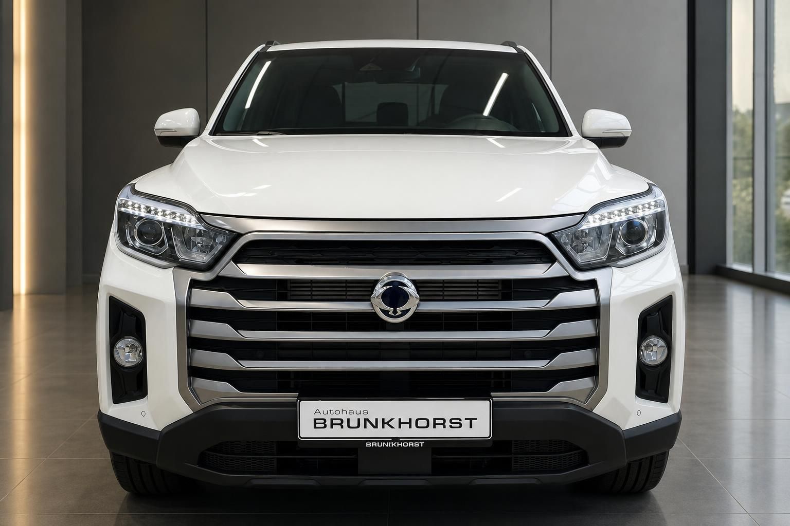 SsangYong Pick-up Truck weiß - Frontansicht mit charakteristischem Kühlergrill und LED-Tagfahrlicht