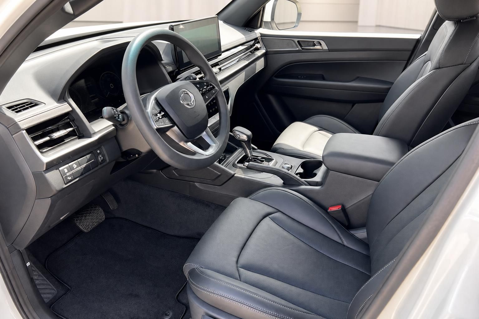 SsangYong Fahrzeug Innenraum - Fahrersitz mit schwarzer Lederausstattung und modernem Cockpit