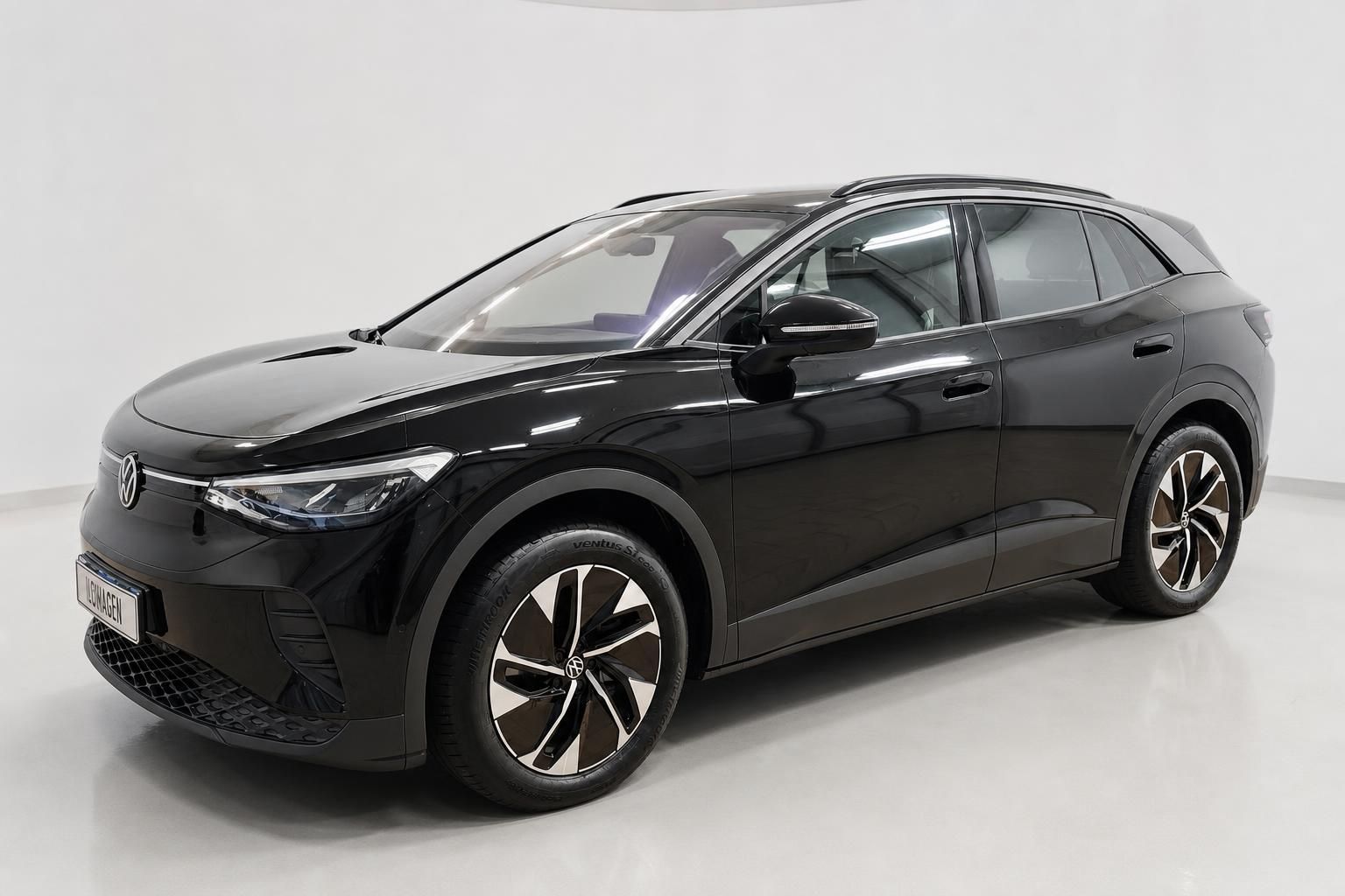 VW ID.4 schwarz metallic in Frontansicht, elektrisches SUV im Studio