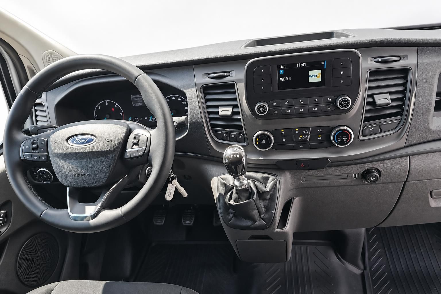 Ford Transit Cockpit mit Lenkrad, Schaltung und Multimedia-Display