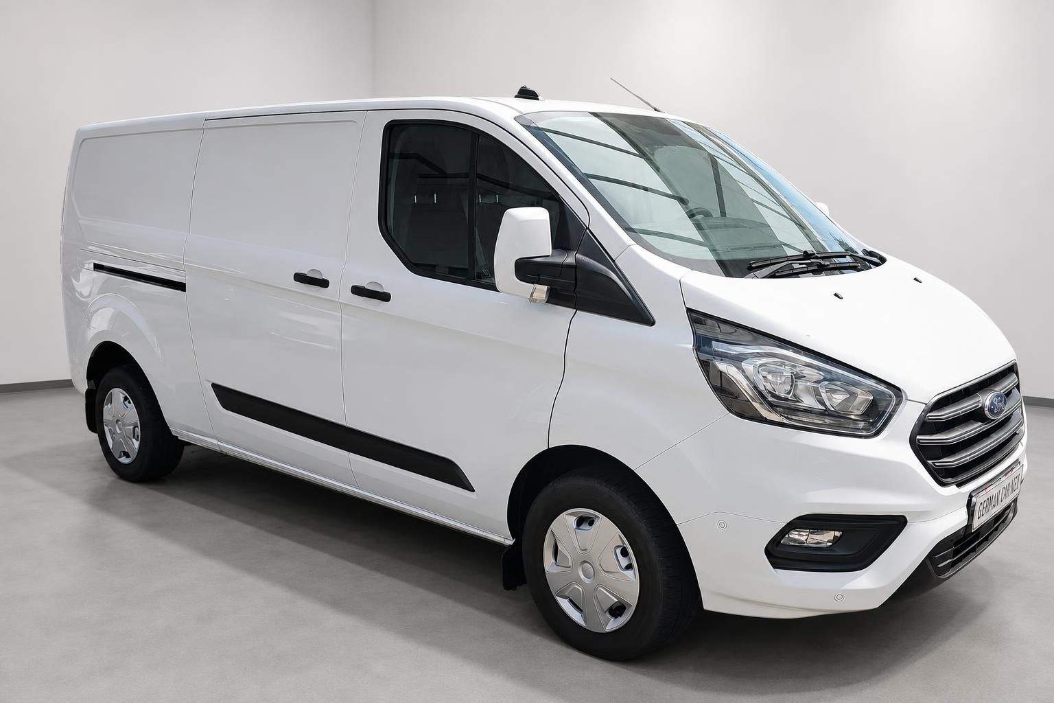 Ford Transit Custom weiß Transporter Frontansicht schräg