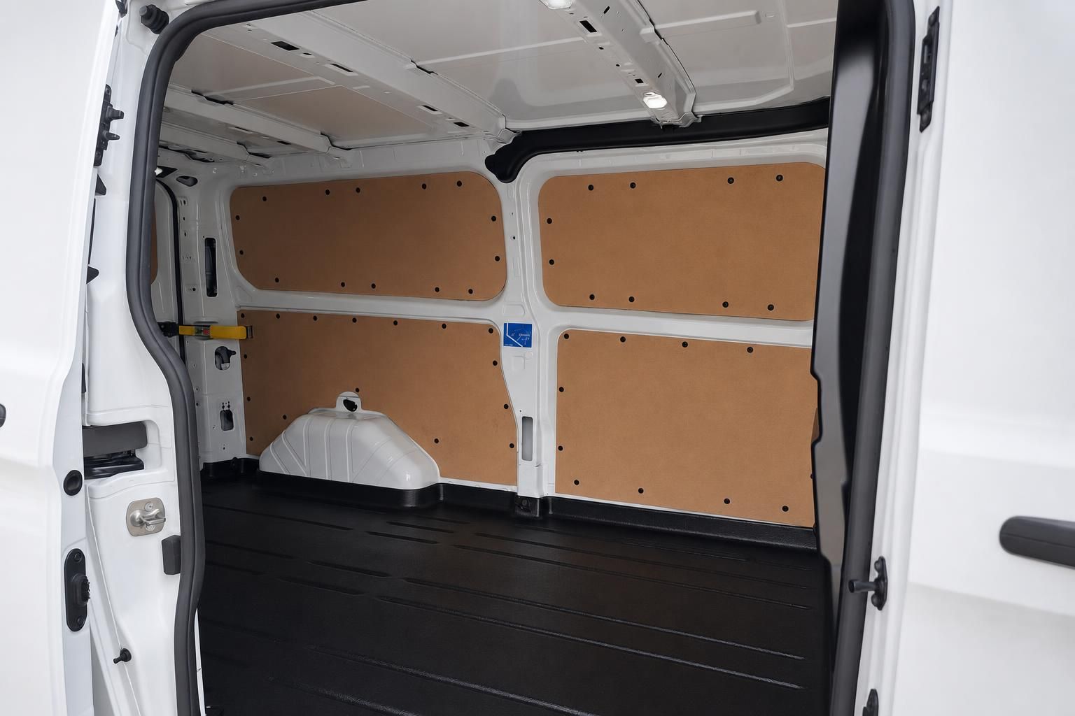 Ford Transit Laderaum Seitenansicht mit Holzverkleidung und Ladeboden