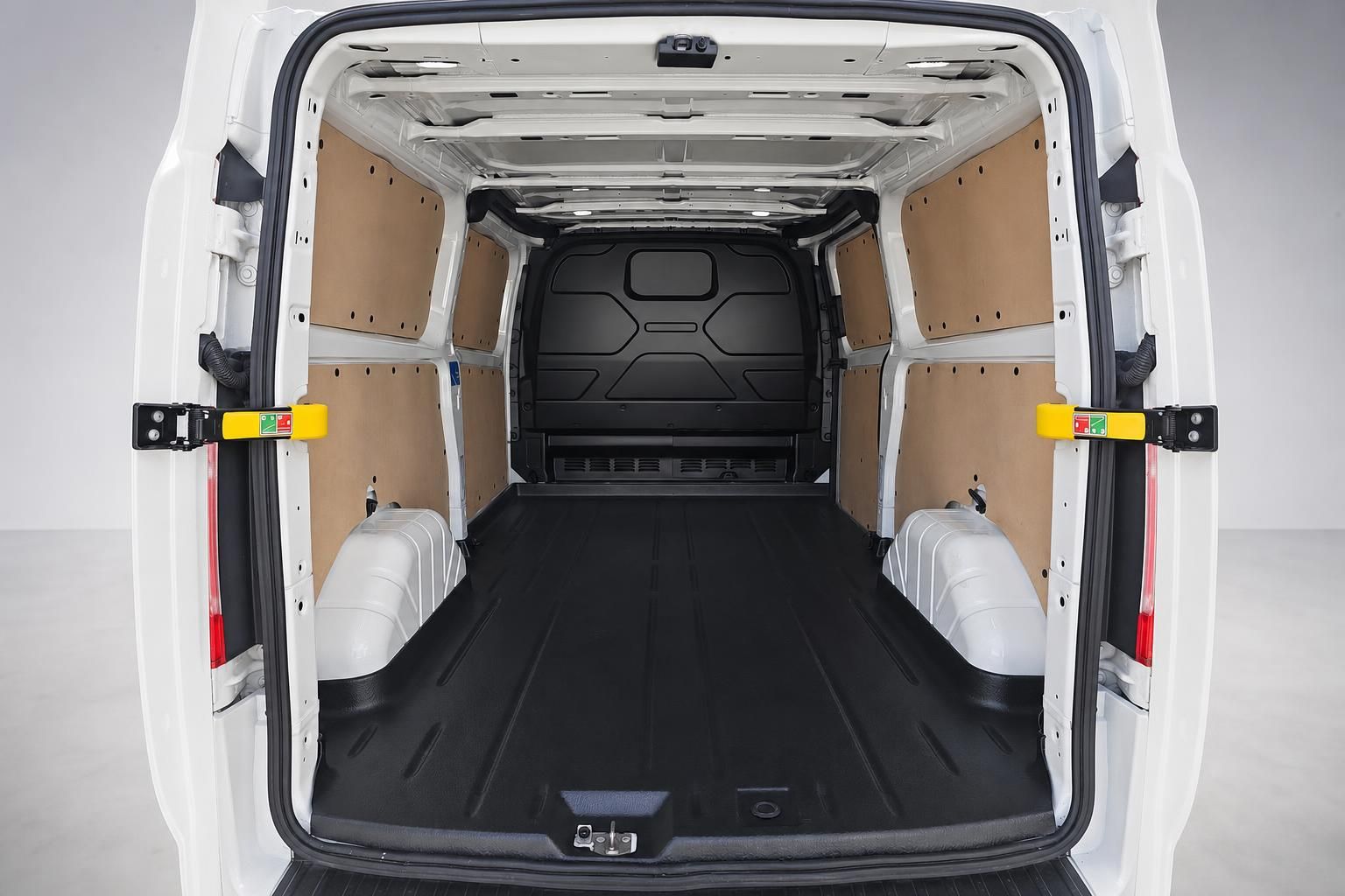 Ford Transit Kastenwagen Laderaum mit Holzverkleidung durch Hecktüren