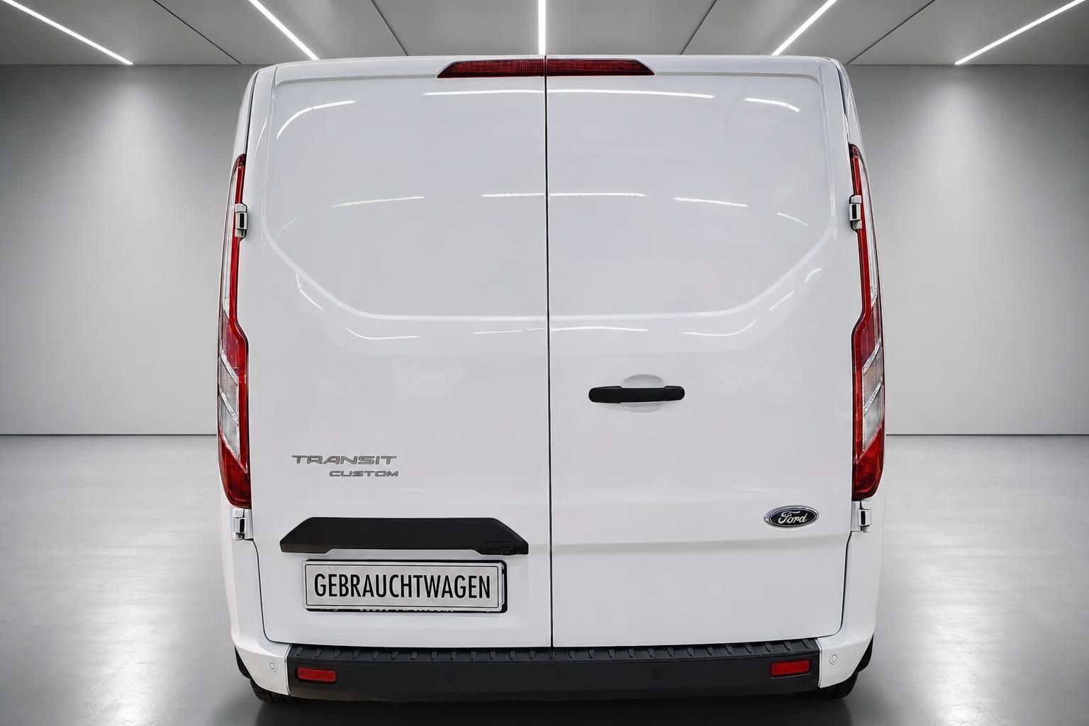 Ford Transit Custom weiß Heckansicht mit Doppelflügeltüren