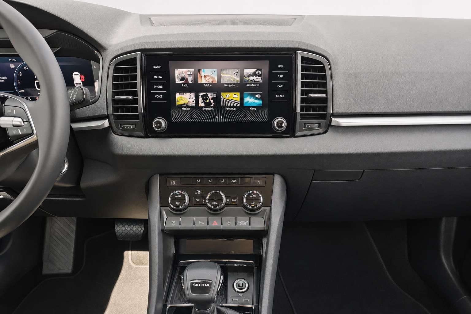 Skoda Karoq Innenraum mit Infotainment-Display und Mittelkonsole
