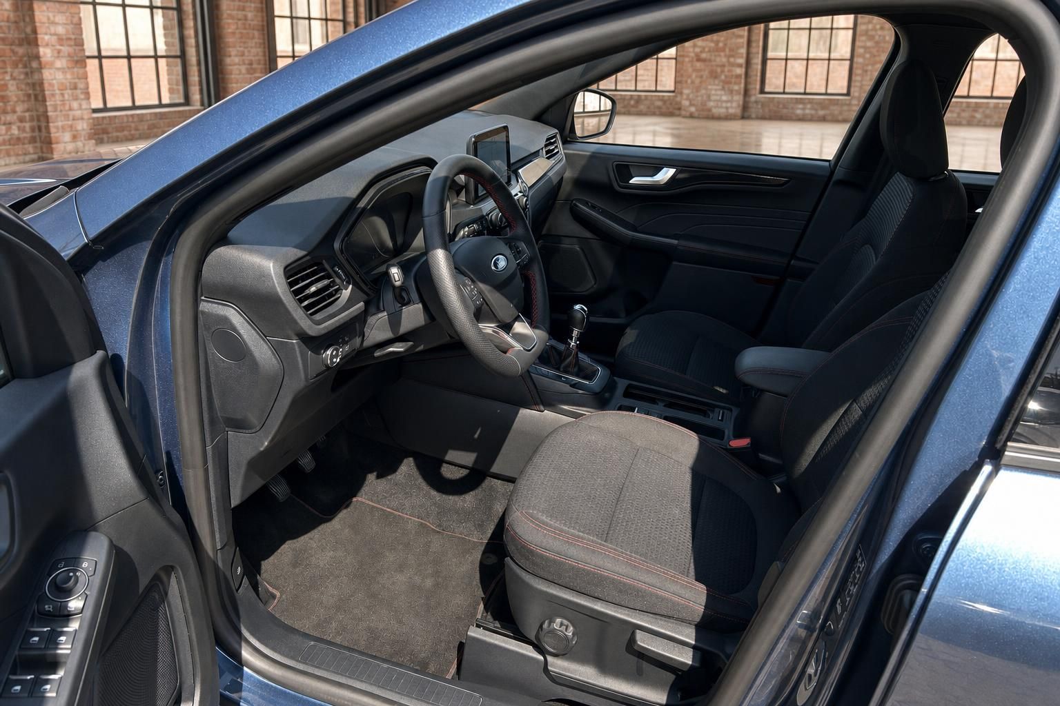 Ford Kuga Innenraum mit Cockpit, Lenkrad und Vordersitzen in Schwarz