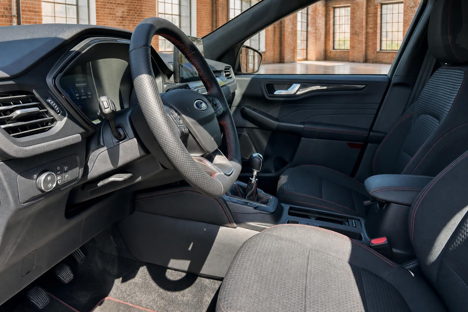 Ford Kuga Innenraum, Cockpit mit Lenkrad und Schaltung
