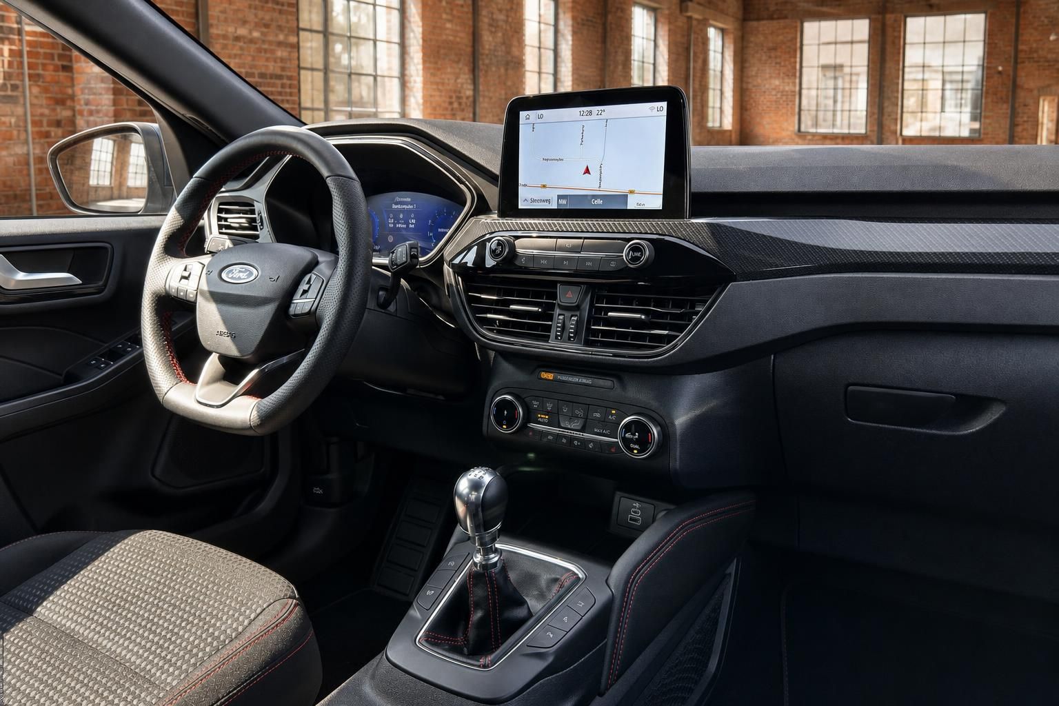 Ford Cockpit mit Lenkrad, Navigationssystem und Schaltung im Detail