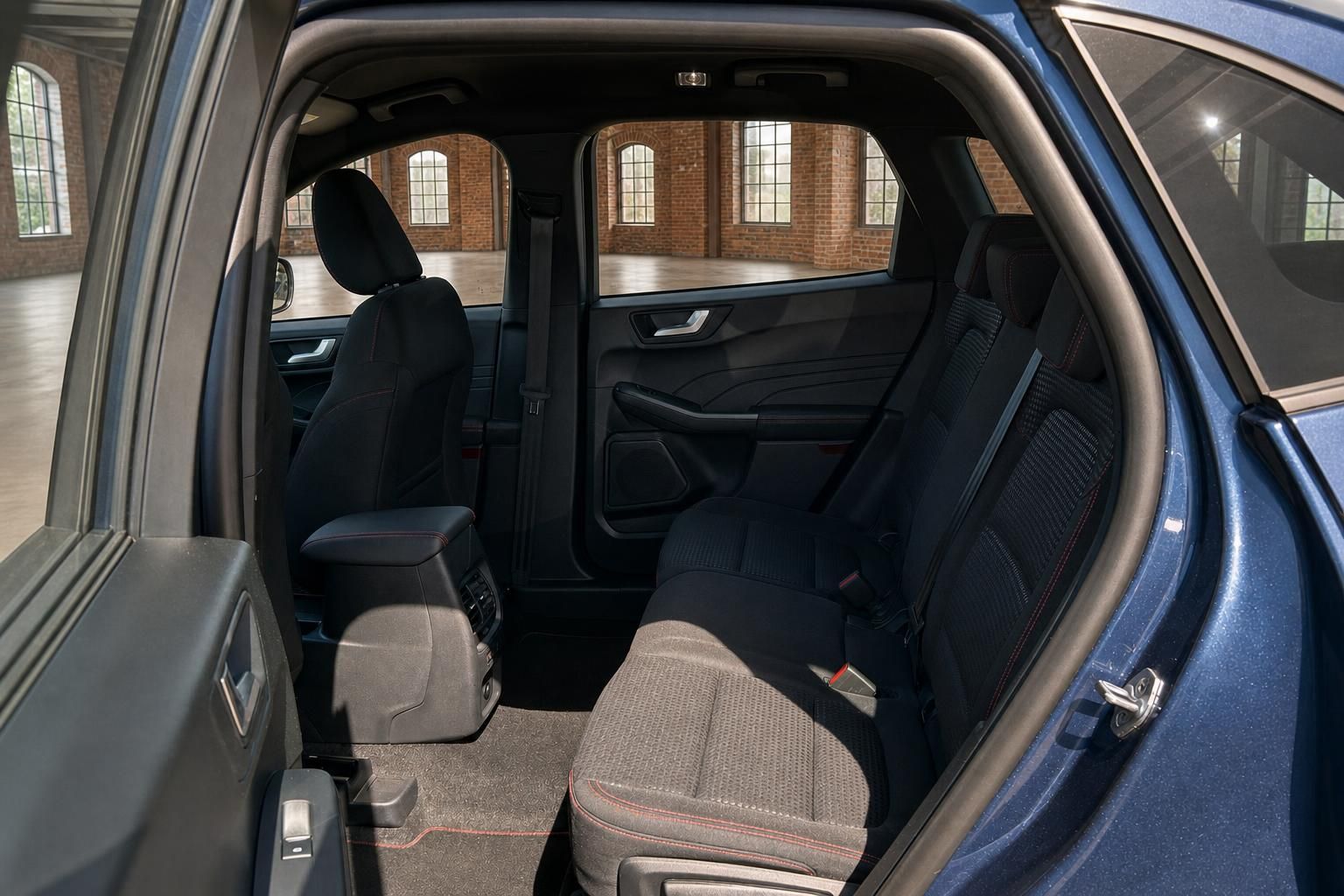Ford Kuga Rücksitzbank, Blick durch geöffnete Fondtür