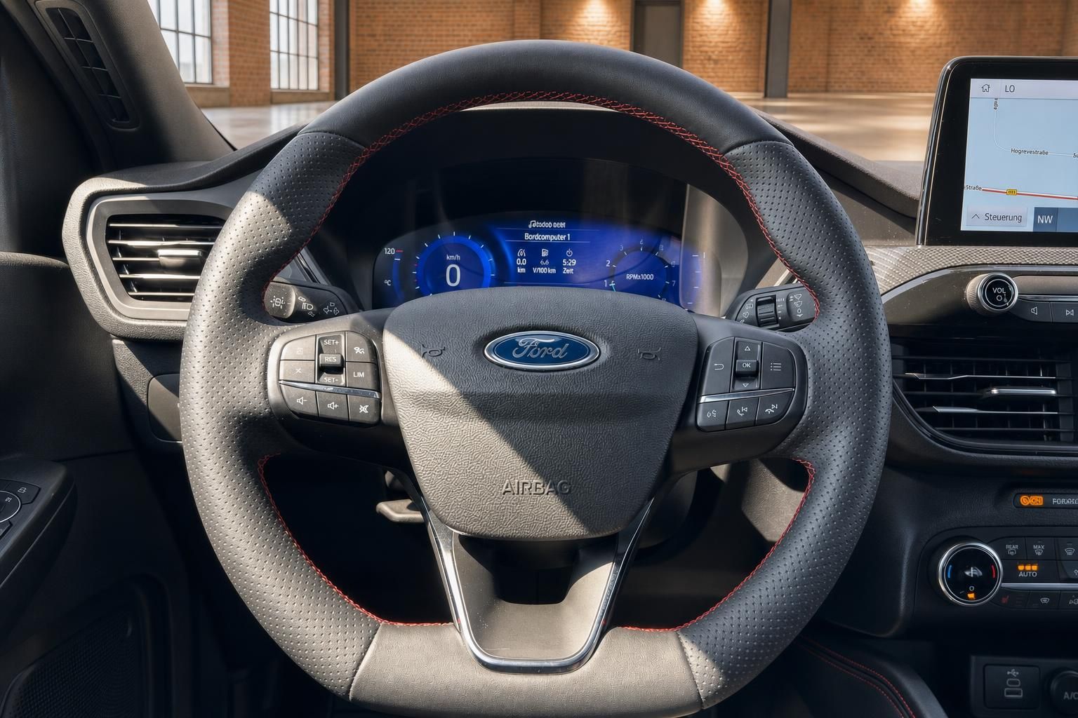 Ford Kuga Innenraum Lenkrad und Cockpit Detailansicht