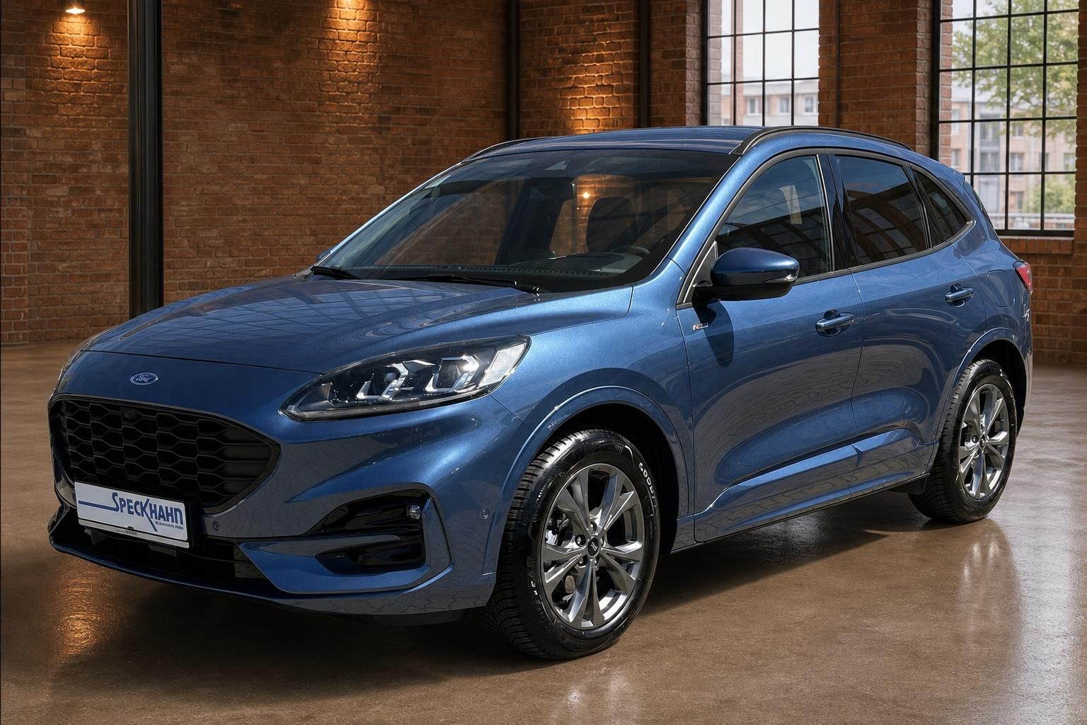 Ford Kuga blau Seitenansicht schraeg vorne in Showroom