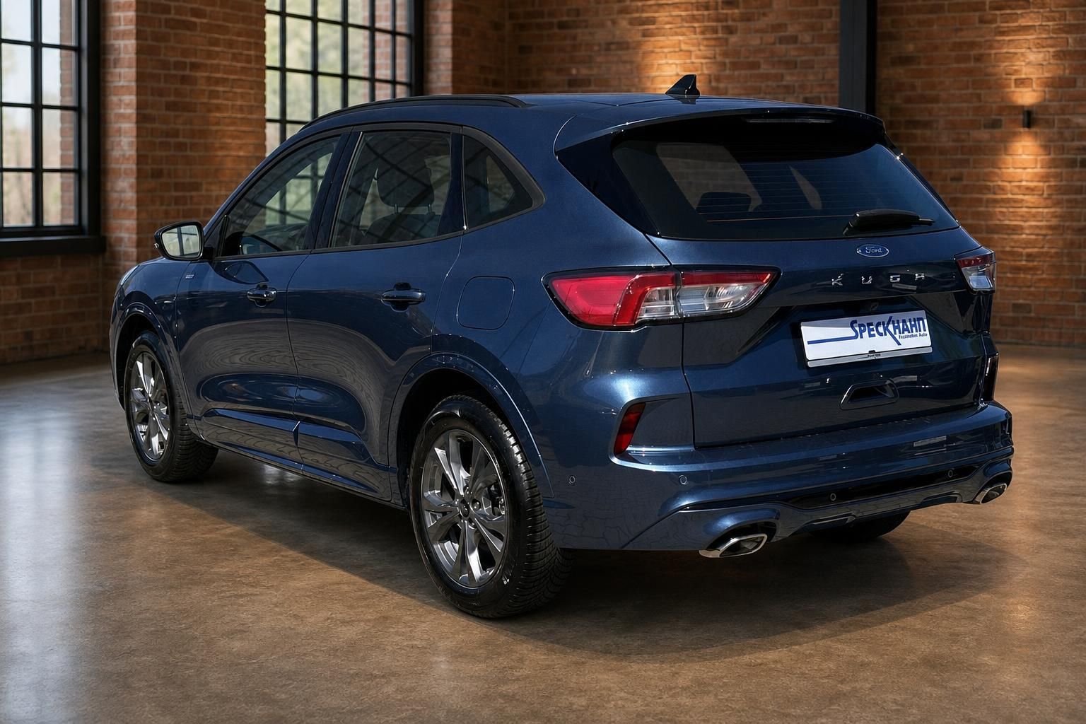 Ford Kuga blau metallic, Heckansicht im Loft-Ambiente