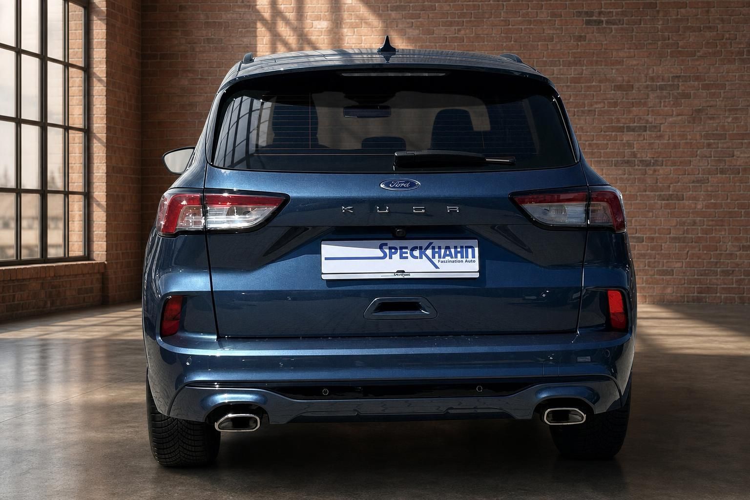 Ford Kuga blau metallic Heckansicht mit Doppelauspuff und Kennzeichenhalter
