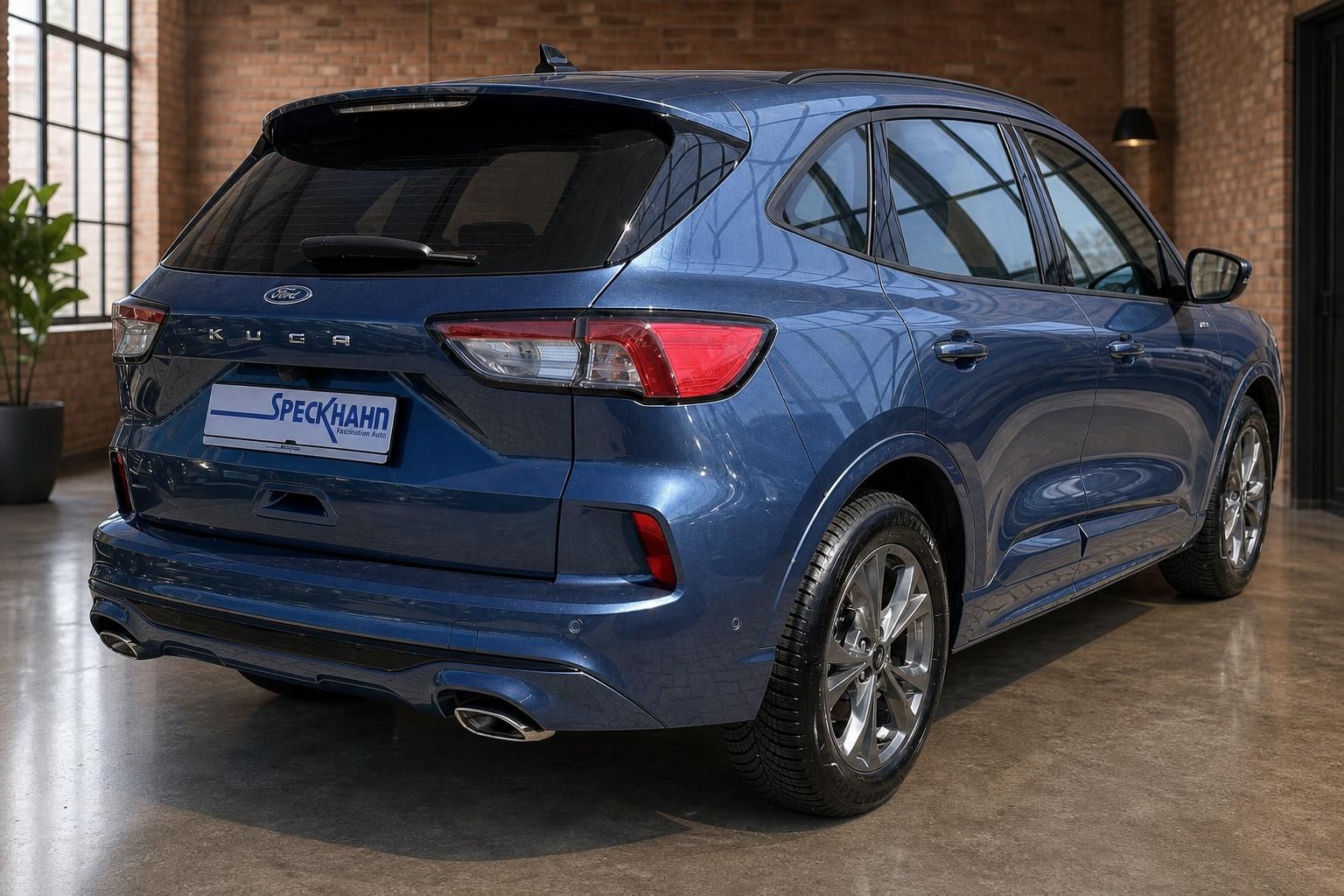Ford Kuga blau metallic Seitenansicht hinten mit Alufelgen und Dachreling