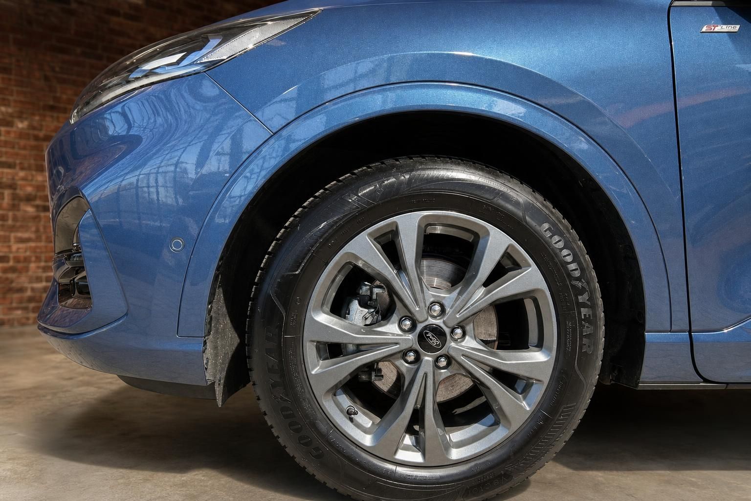Ford Kuga ST-Line Detailansicht Leichtmetallfelge und Vorderrad in blau