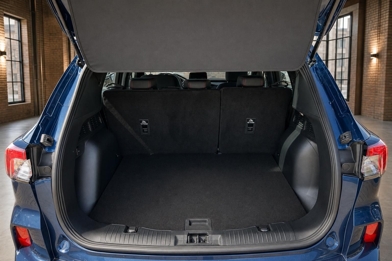 Ford Kuga blau Kofferraum mit umgeklappter Rueckbank und viel Ladevolumen