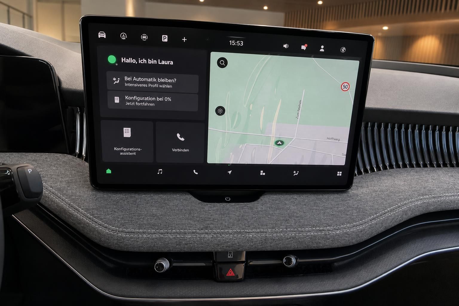 Großes Infotainment-Display mit Navigationssystem und Fahrzeugkonfiguration
