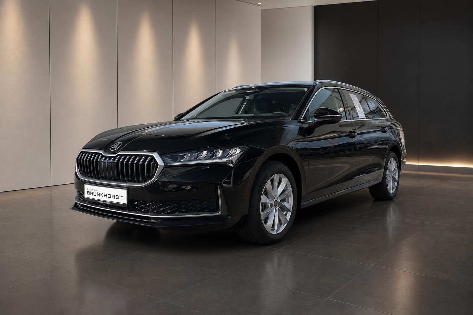 Skoda Kombi schwarz Seitenansicht im modernen Showroom mit LED-Beleuchtung