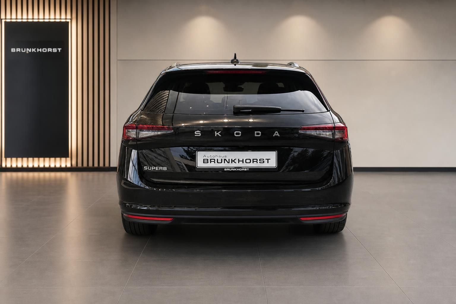 Skoda Superb Kombi schwarz Heckansicht im Autohaus Brunkhorst Showroom
