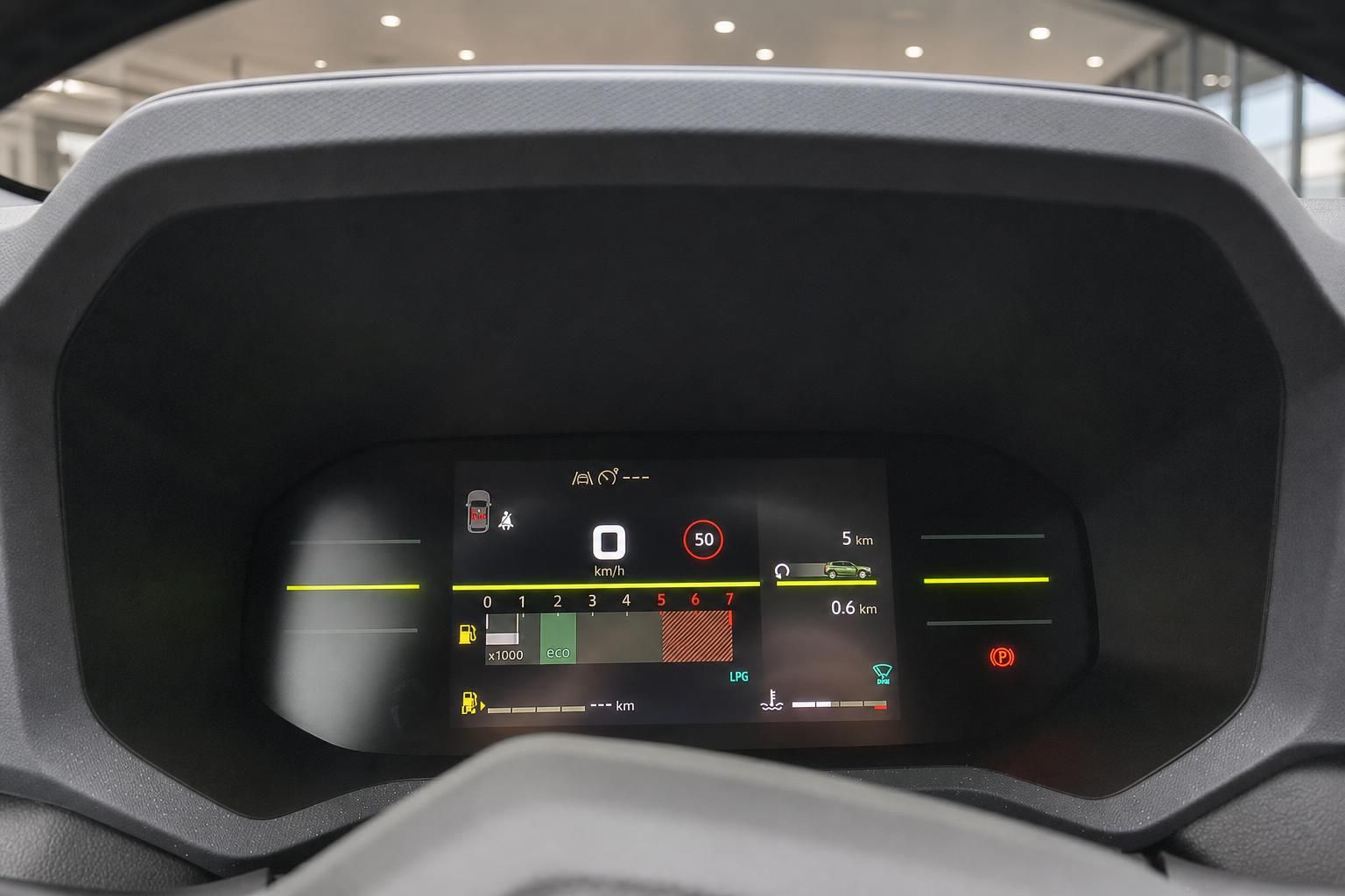 Digitales Kombiinstrument mit Tachoanzeige und Fahrzeugdaten im modernen PKW