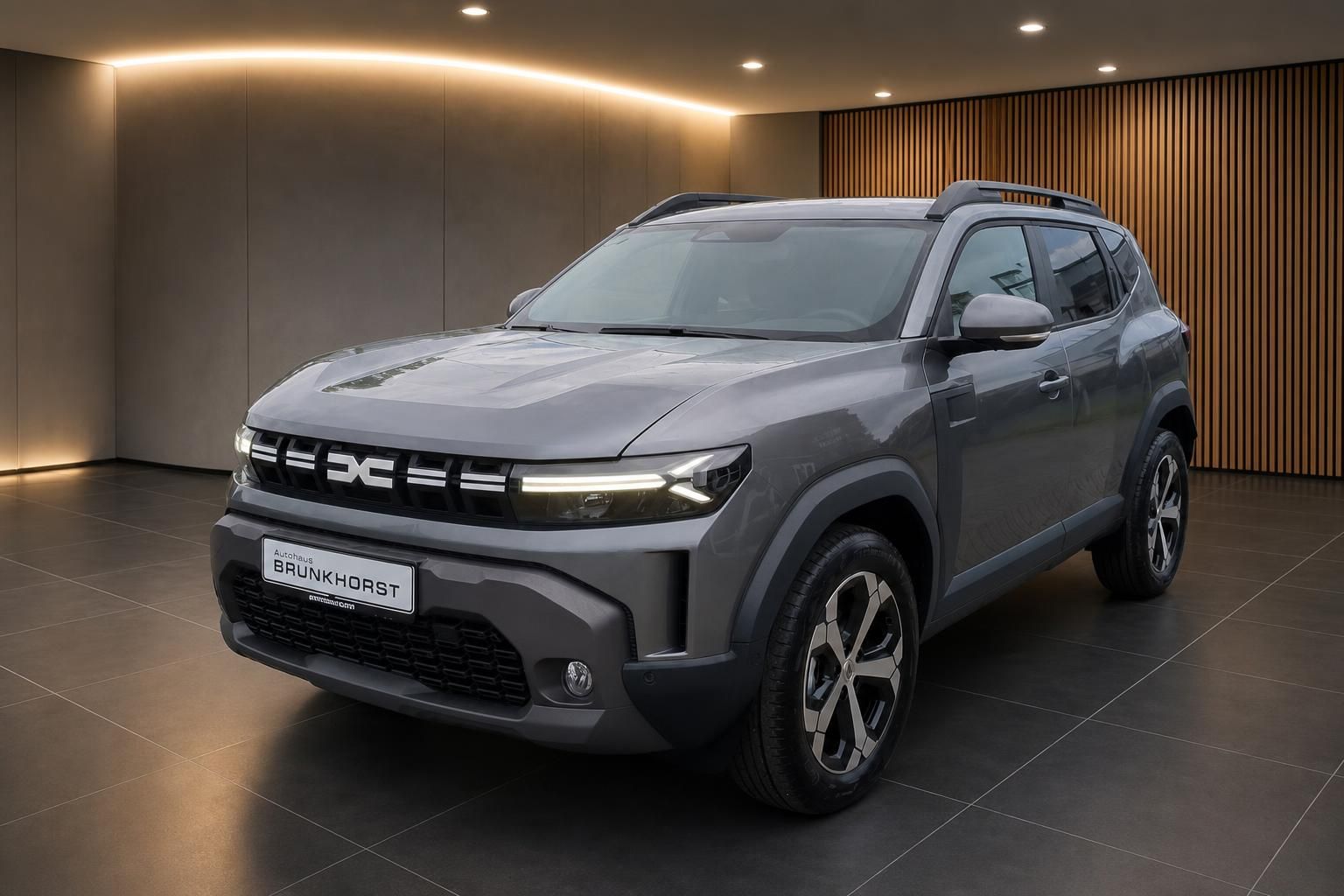 Dacia SUV Seitenansicht grau metallic in modernem Showroom