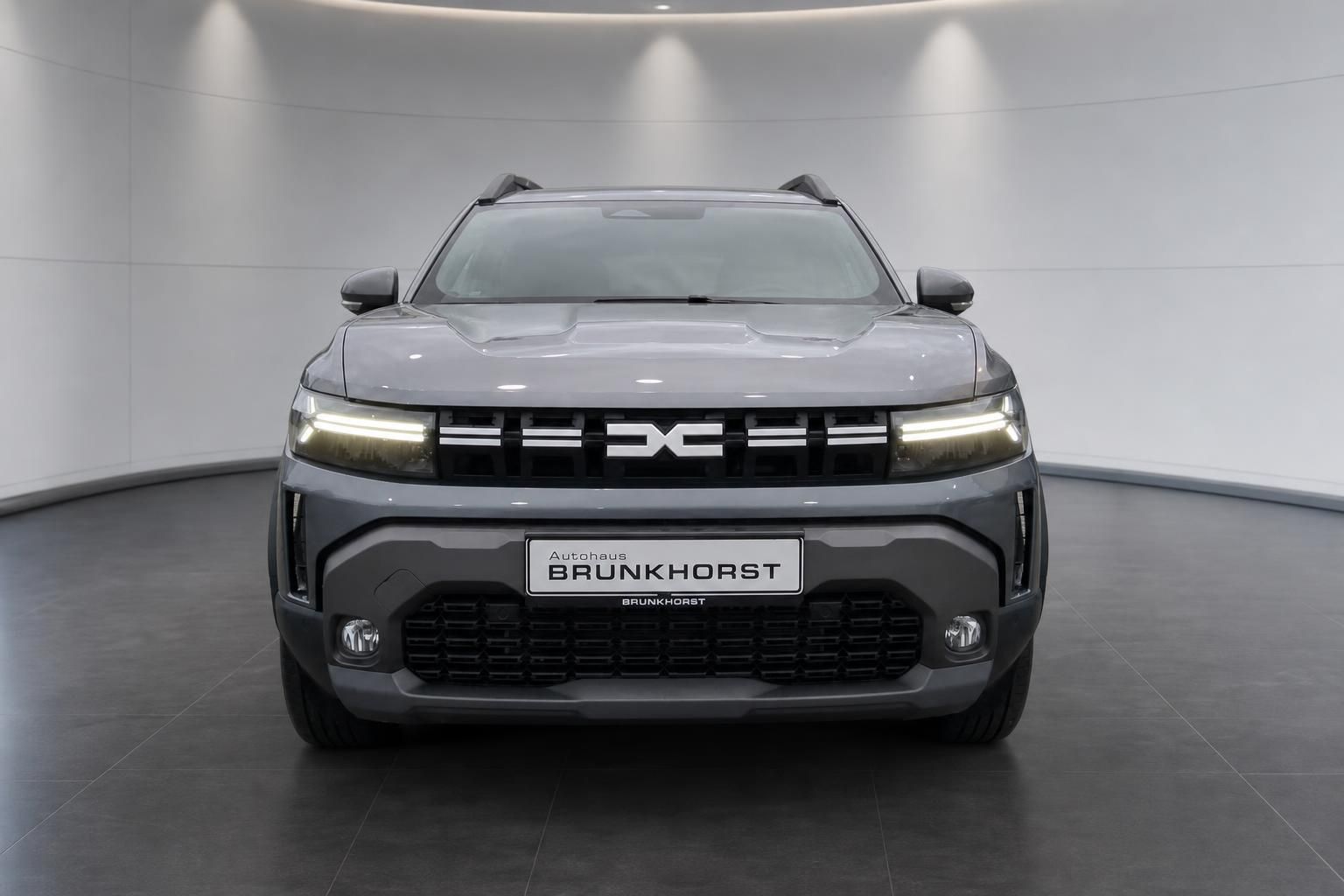 Dacia SUV Frontansicht grau mit LED-Scheinwerfern Autohaus Brunkhorst