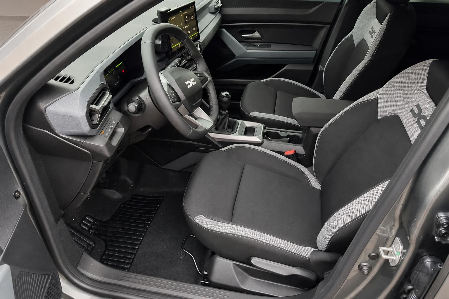 Dacia Innenraum schwarz-grau Sitze Lenkrad Cockpit Ausstattung