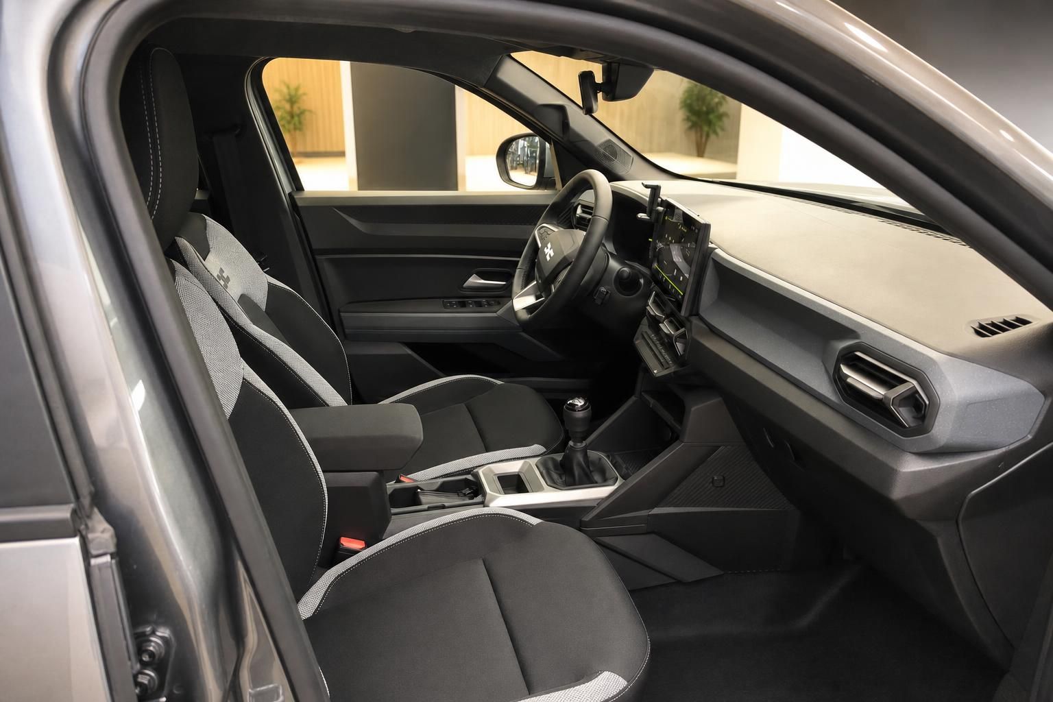 Fahrzeug Innenraum mit dunklen Sitzen und modernem Cockpit - Beifahrerseite Detailansicht