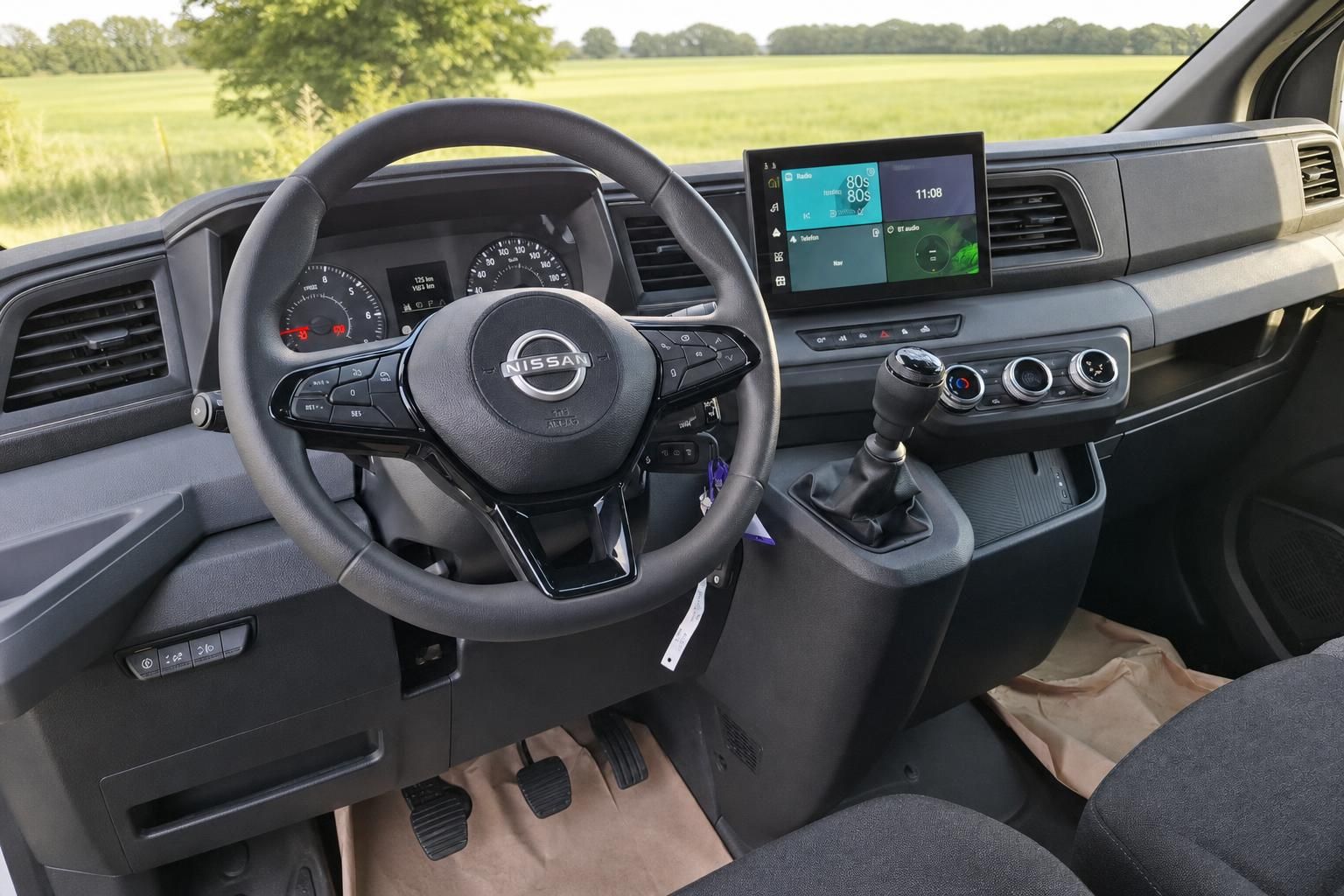 Nissan Cockpit mit Lenkrad, Schaltknauf, Touchscreen und Kombiinstrument im Innenraum
