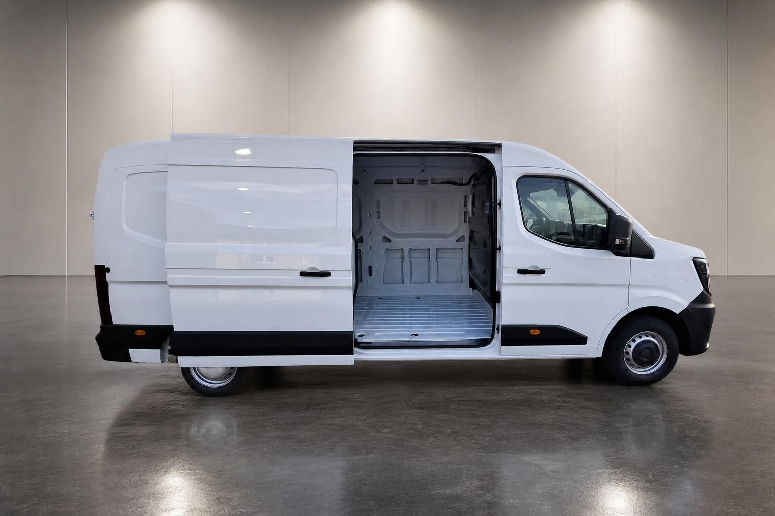 Weißer Nissan Interstar Transporter mit offenen Hecktüren im Autohaus Showroom - Seitenansicht