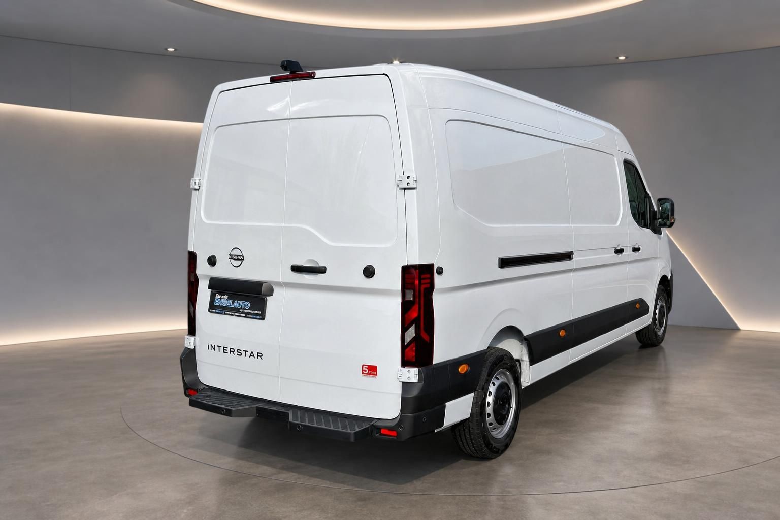 Nissan Interstar Kastenwagen weiss Seitenansicht hinten rechts