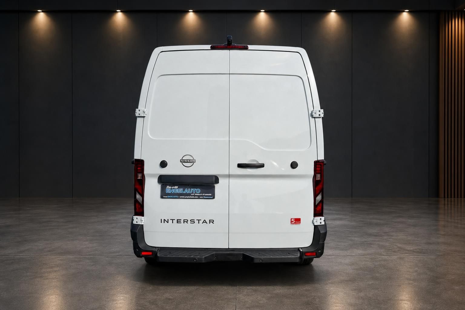 Nissan Interstar Kastenwagen weiss Heckansicht Hecktüren geschlossen