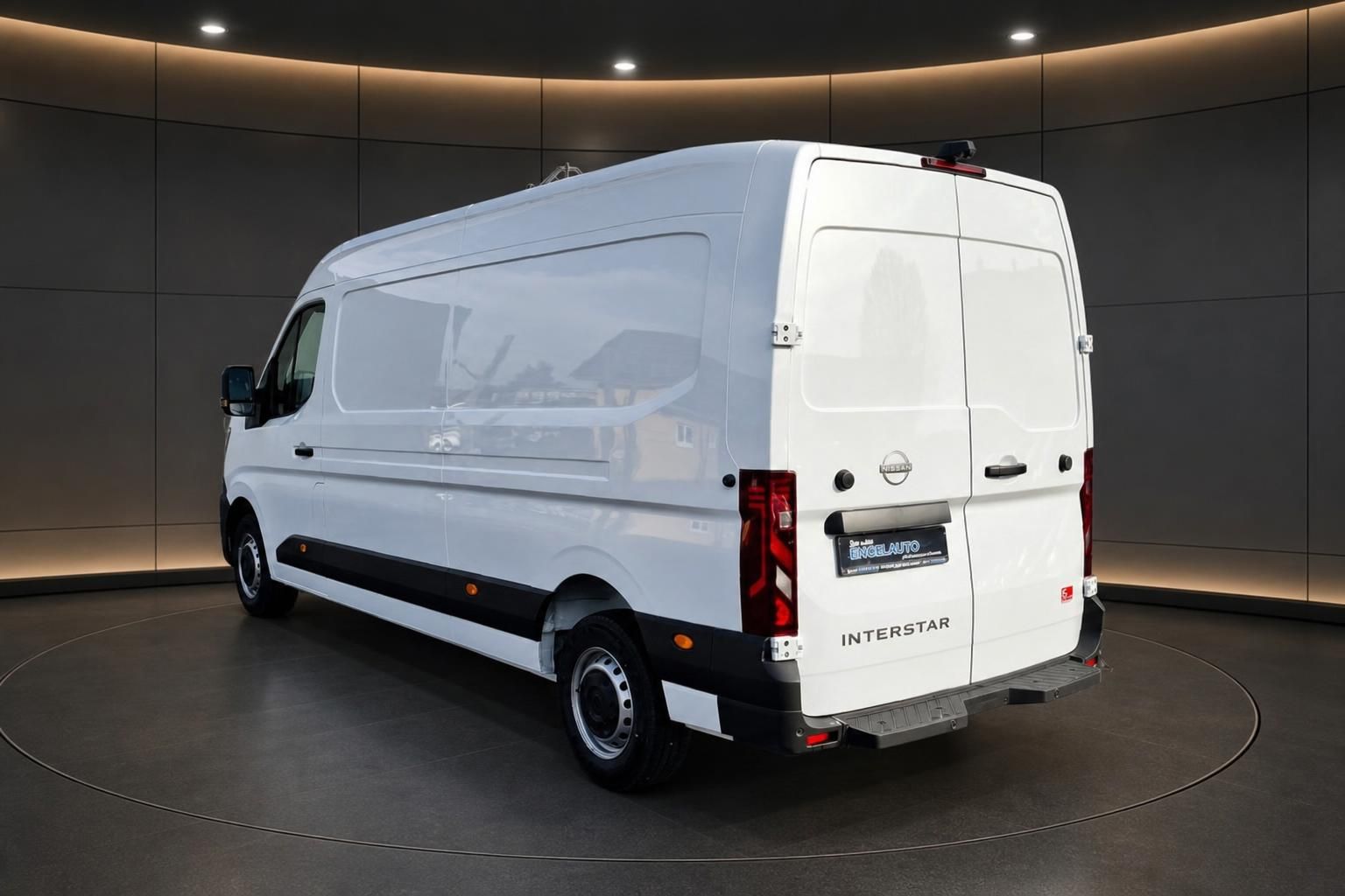Nissan Interstar Kastenwagen weiss Heckansicht seitlich im Showroom