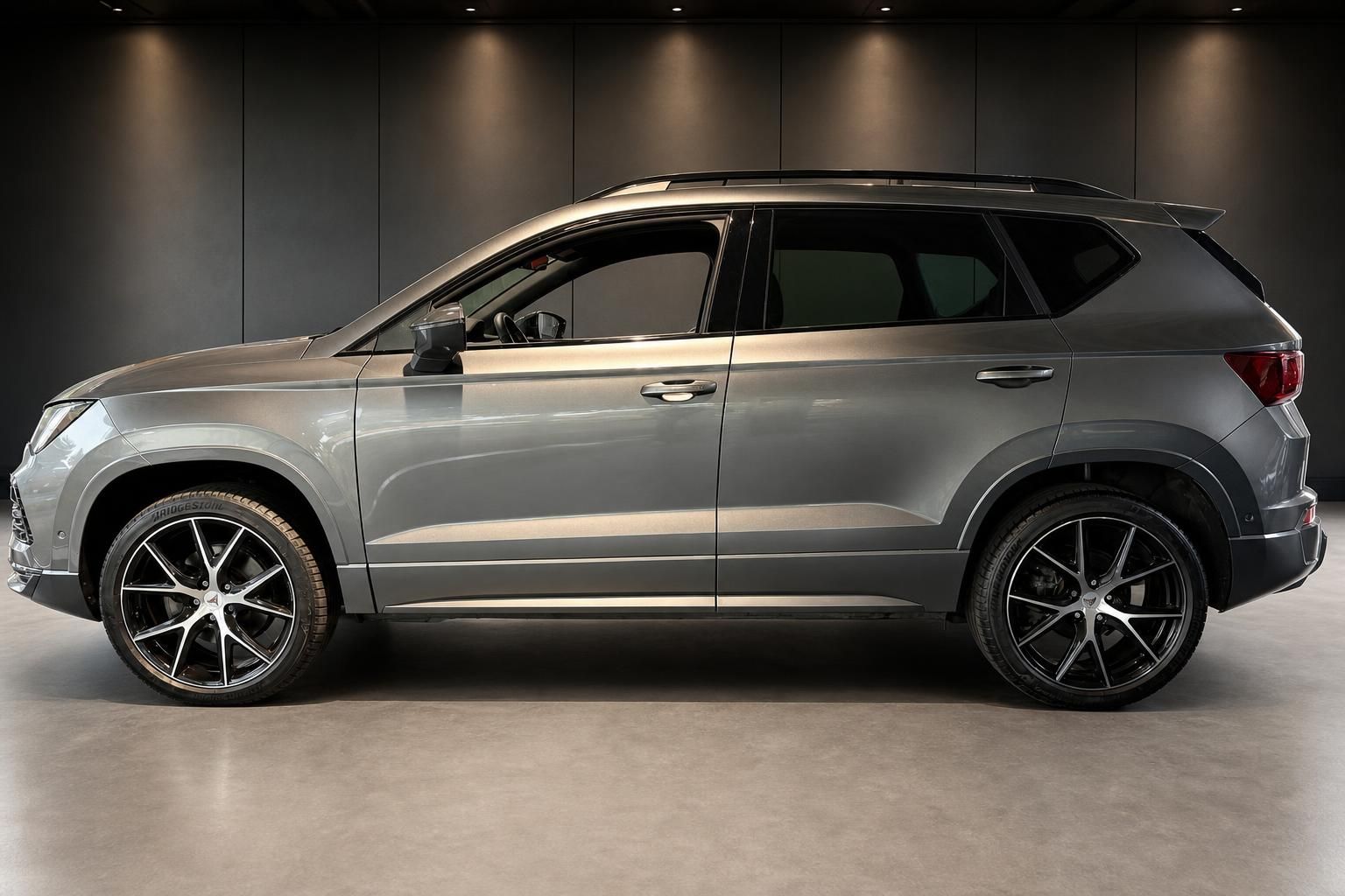 Cupra Ateca SUV Seitenansicht in Grau mit schwarzen Alufelgen