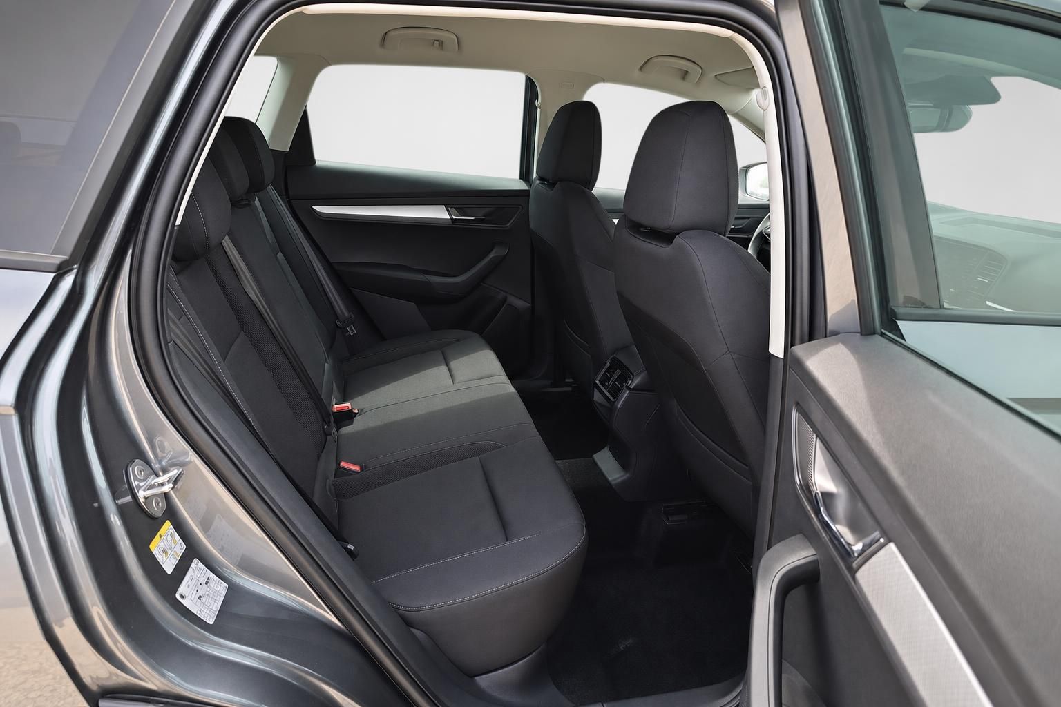 Innenraum Skoda mit schwarzen Rücksitzen und geöffneter Fahrzeugtür