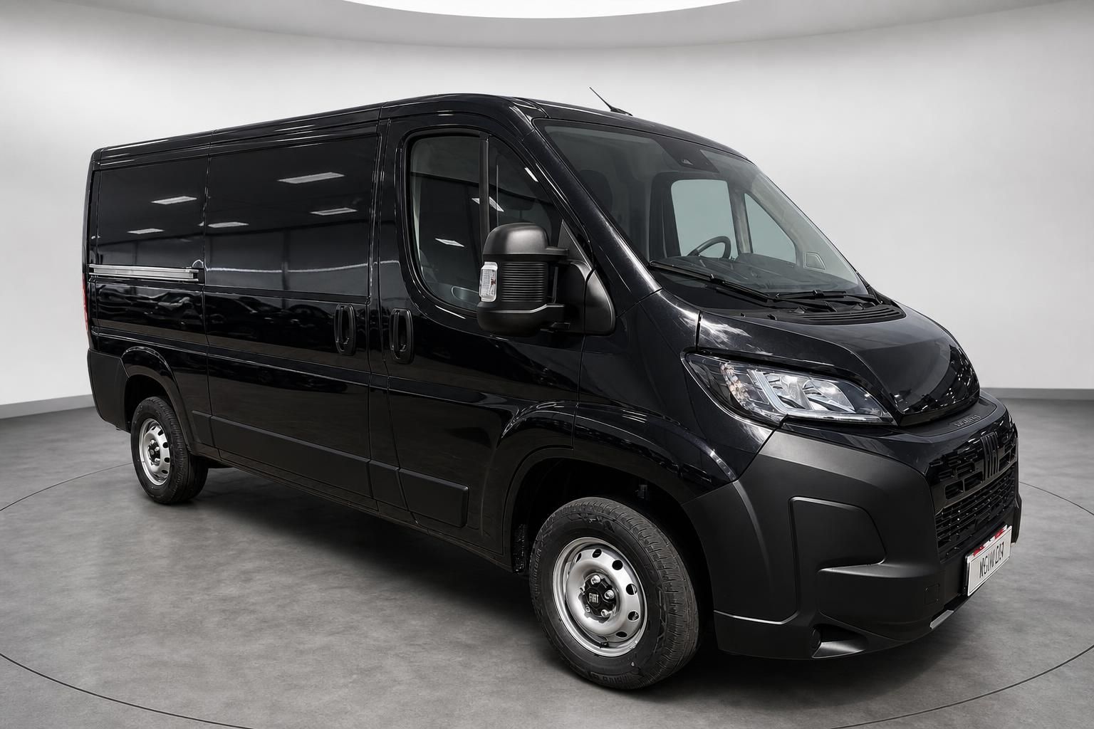 Fiat Ducato schwarz Kastenwagen Frontschraegansicht im Studio