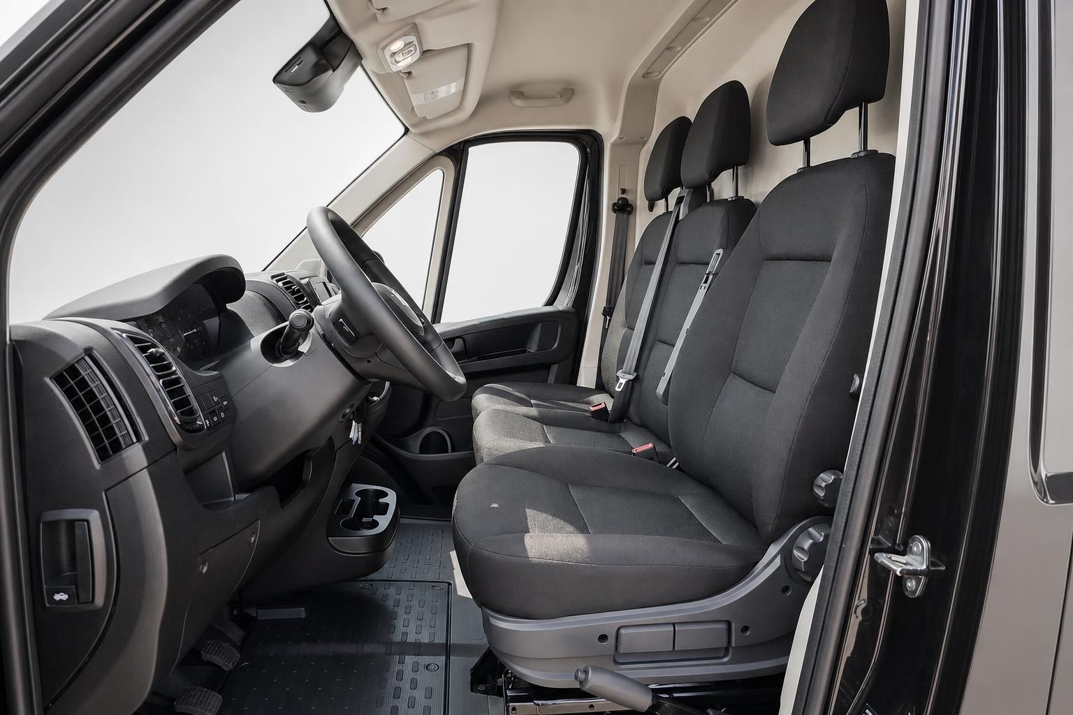 Fiat Ducato Innenraum Vordersitze und Cockpit Ansicht