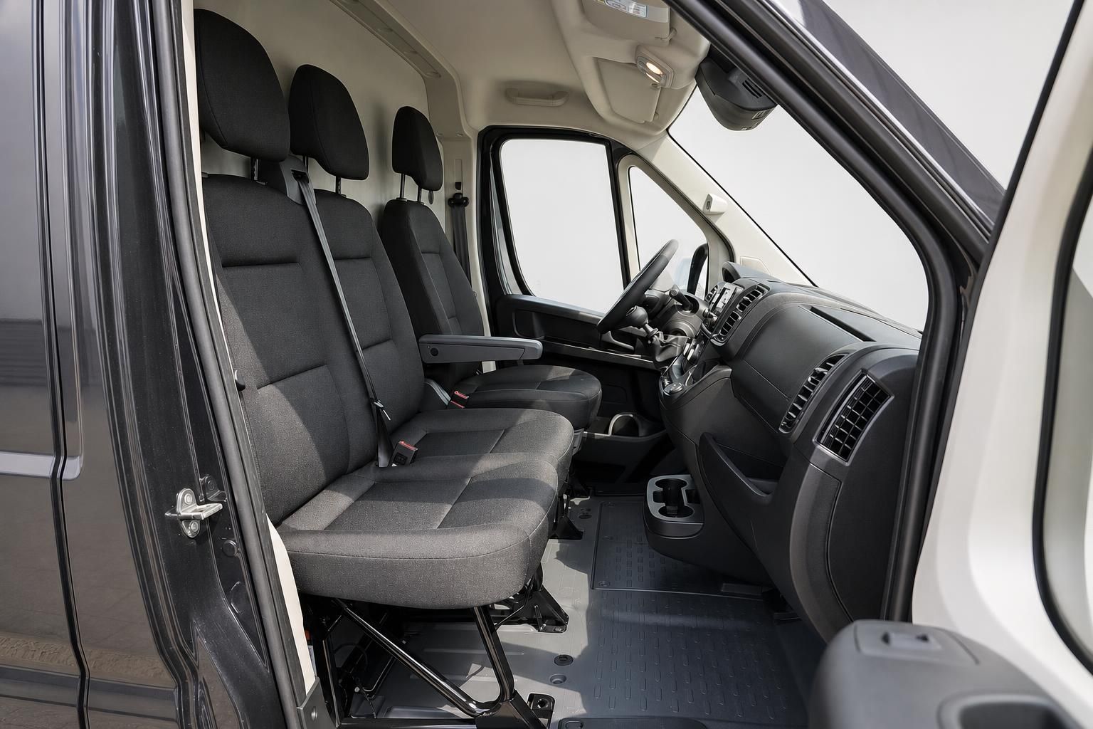 Fiat Ducato Innenraum Doppelsitzbank und Armaturenbrett