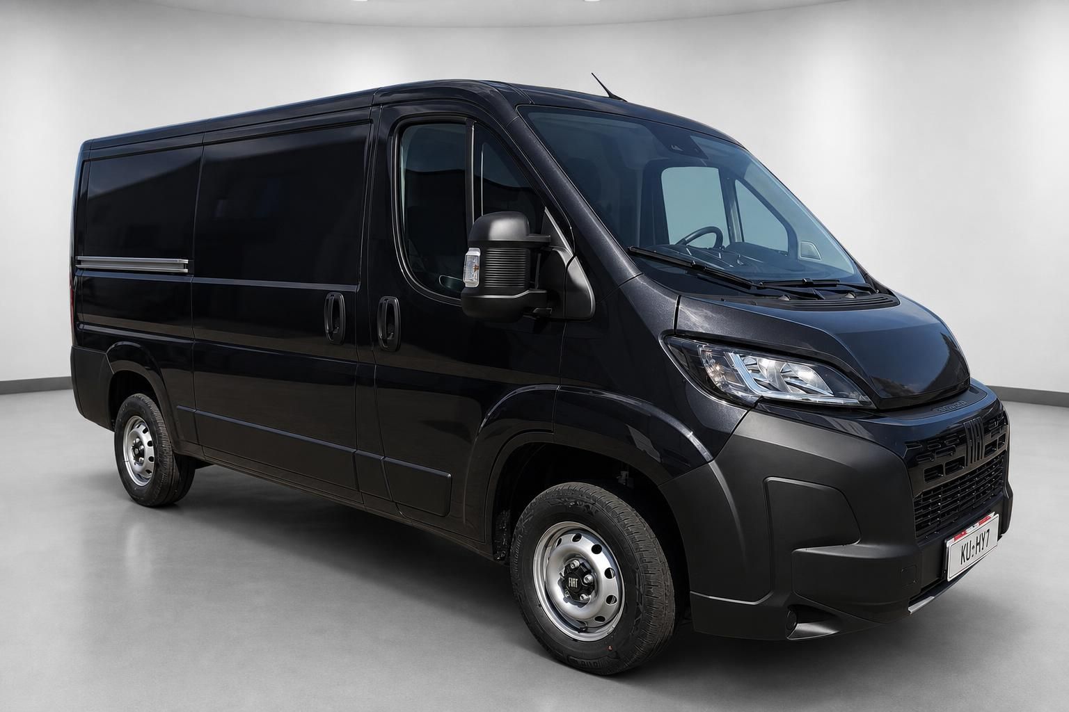 Fiat Ducato schwarz, Seitenansicht schräg vorne im Fotostudio