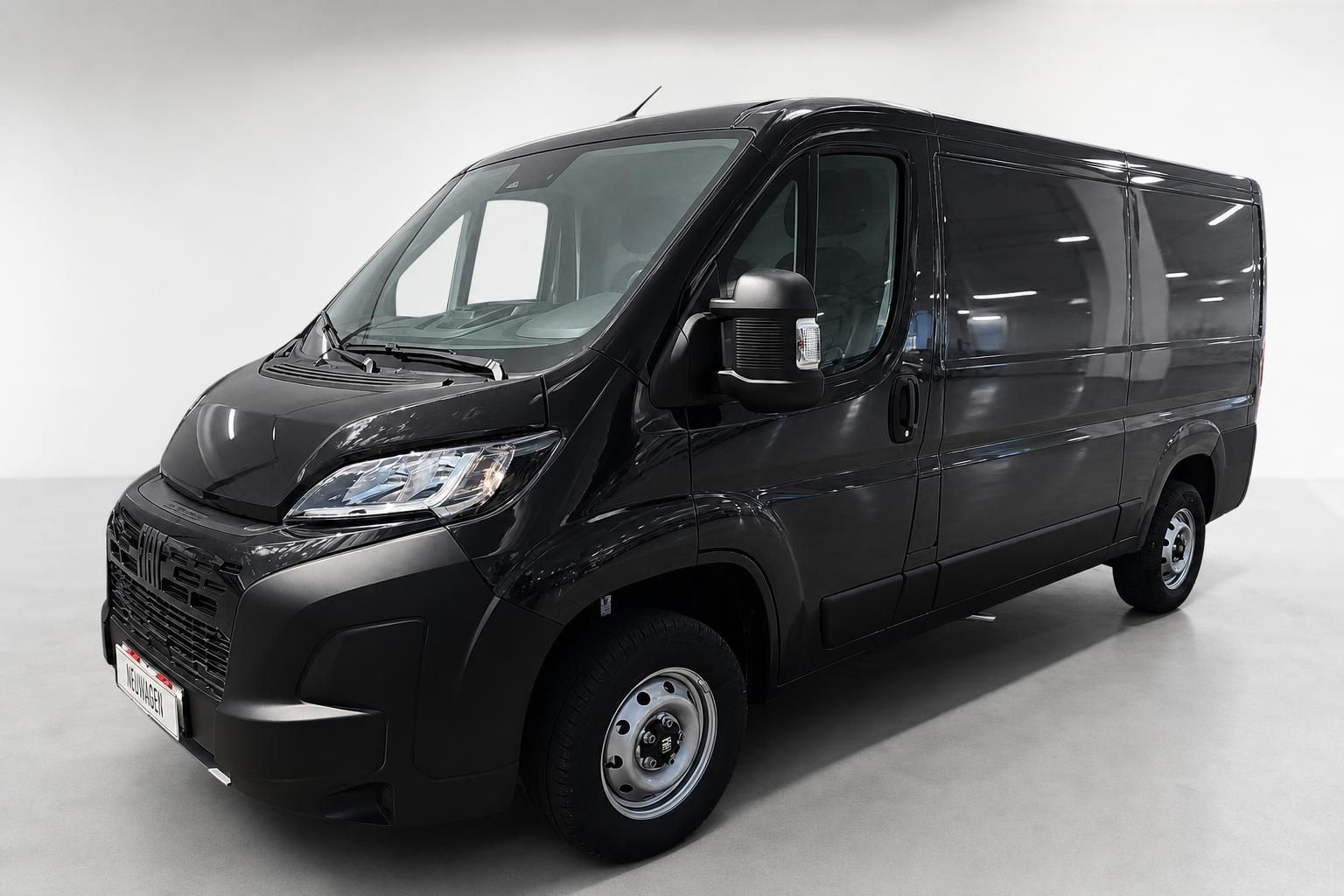 Fiat Ducato Transporter schwarz, Frontansicht seitlich im Studio