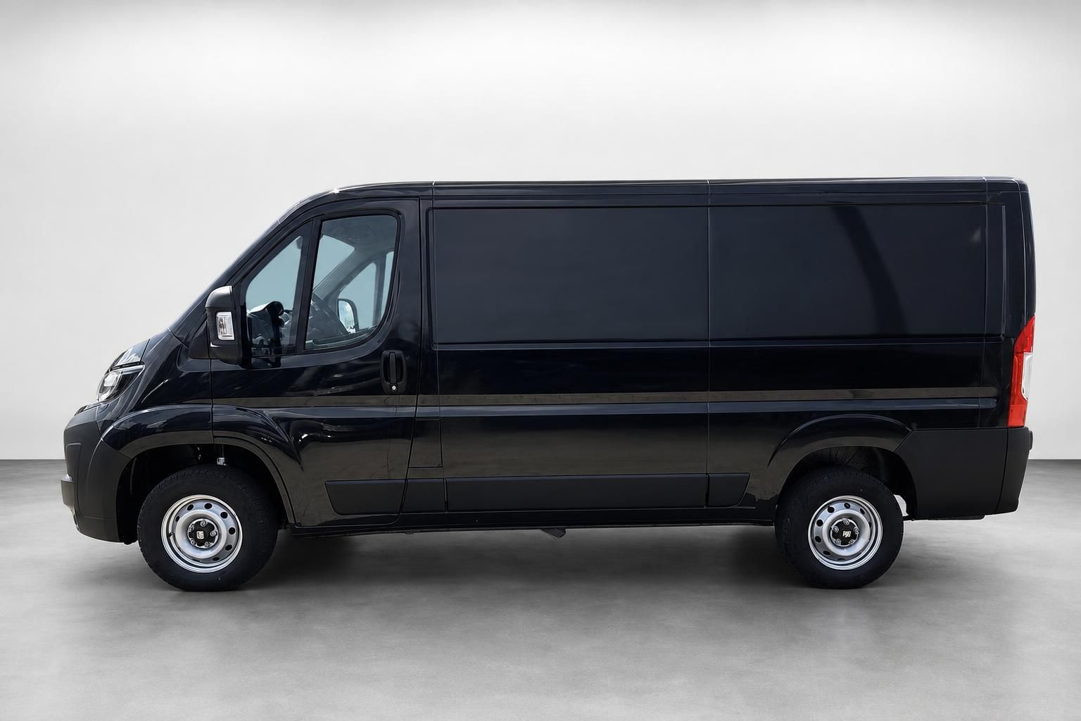 Fiat Ducato Kastenwagen schwarz, Seitenansicht im Fotostudio