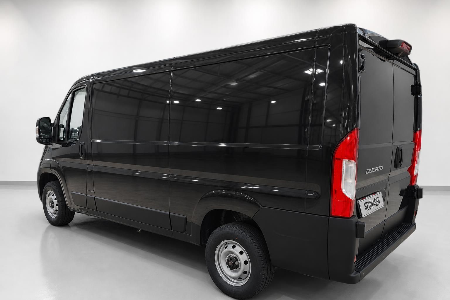 Fiat Ducato schwarz Transporter Seiten-Heckansicht im Studio