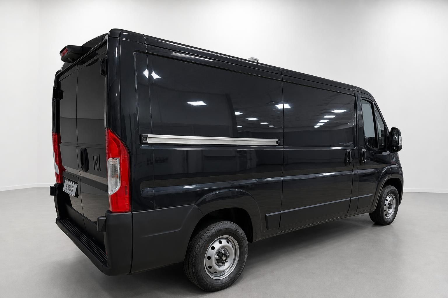 Fiat Ducato schwarz Kastenwagen Heckschraegansicht Studioaufnahme